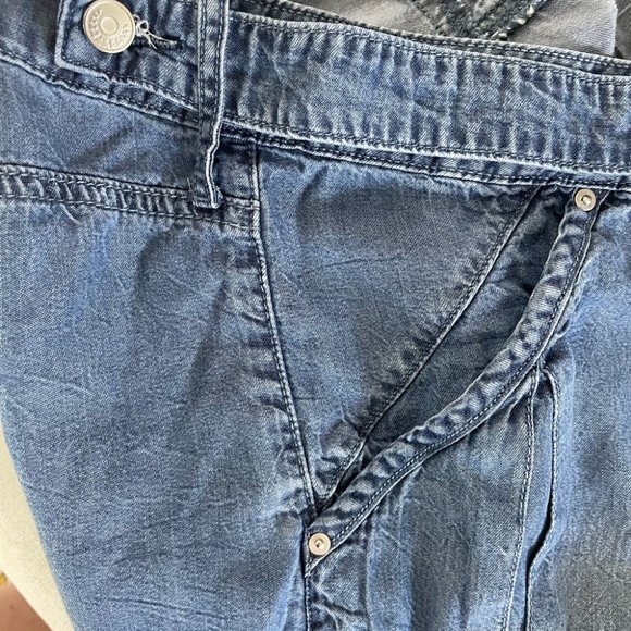 H&M lightweight jean shorts. - Picture 4 of 4